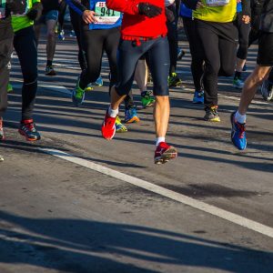 Coureurs sur la ligne de départ d'une course en Moselle, Grand Est – Événements sportifs mars 2025.