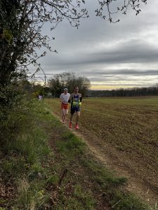 Cabrera et Tayon en tête de course lors du Trail du Ruisseau de Saulny 2025, à travers les chemins boisés.
