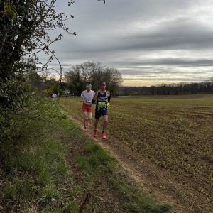 Cabrera et Tayon en tête de course lors du Trail du Ruisseau de Saulny 2025, à travers les chemins boisés.